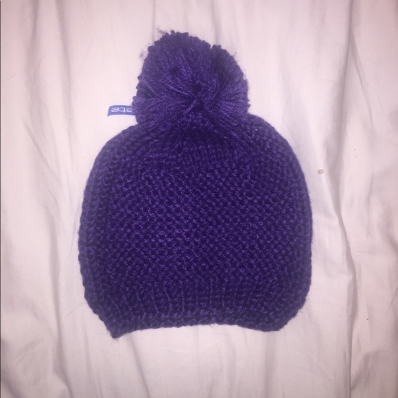 Discrete purple pom pom knit beanie - Picture 3 of 5